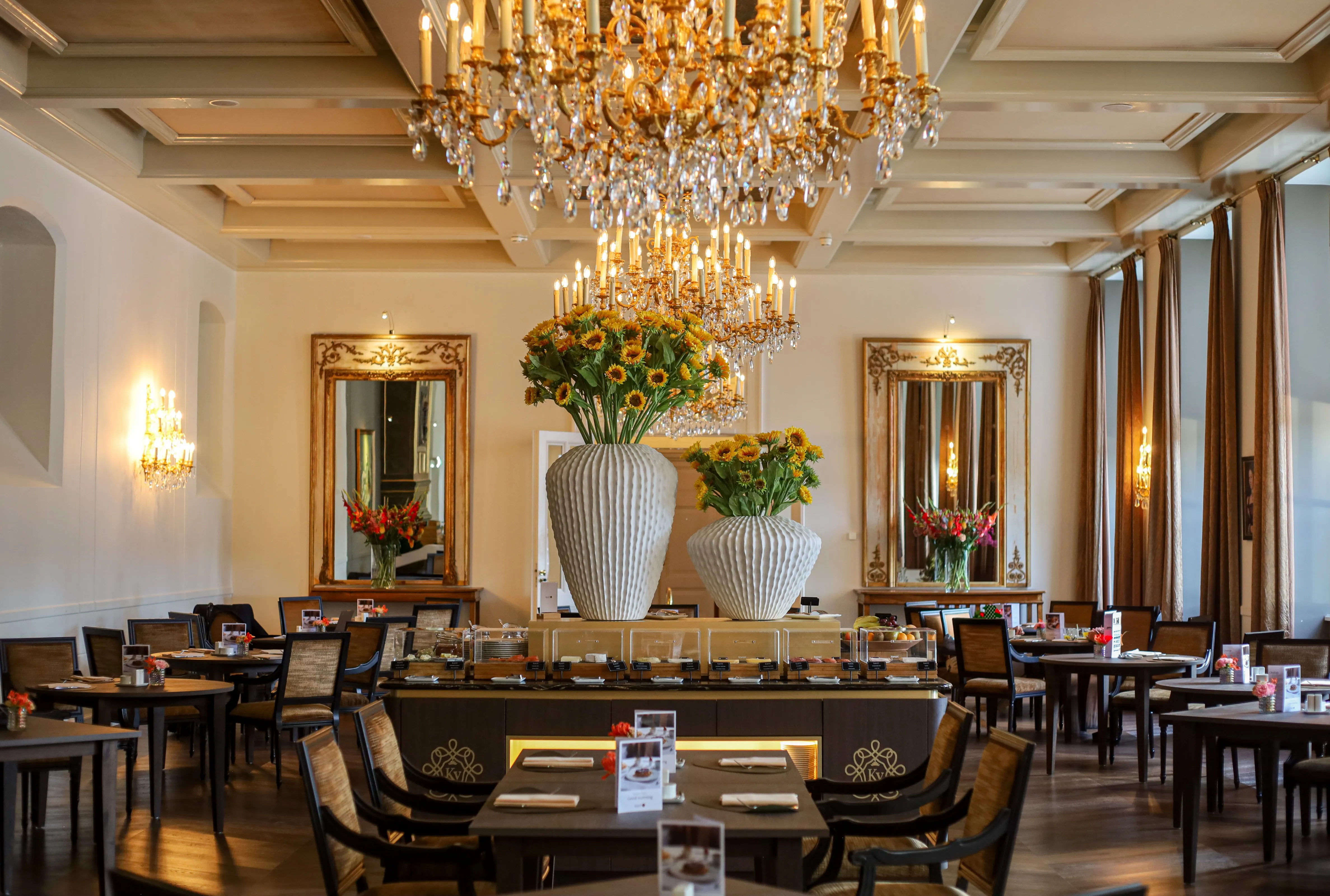 Elegante ontbijtzaal van Grand Hotel Karel V in Utrecht met kroonluchters en uitgebreid ontbijtbuffet in een luxe en historische setting